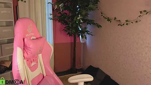 L1na Reeds online show from April 10, 1:11 am