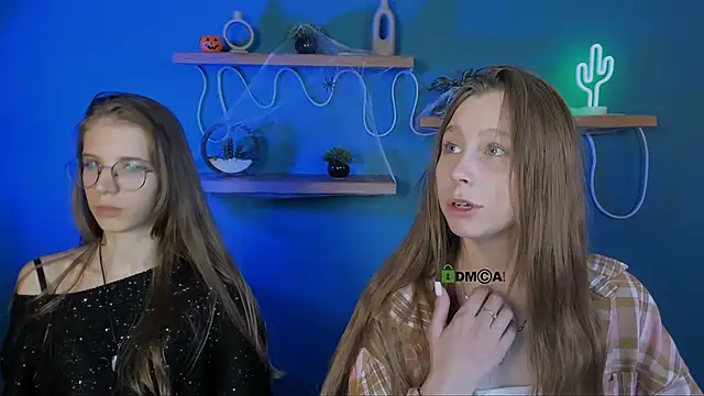 esme moore  online show from October 29, 10:06 am