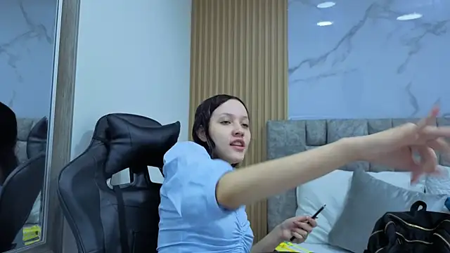 Snapshot of angel__kiss chatting on February 6, 12:30 pm angel kiss online show from February 6, 12:30 pm