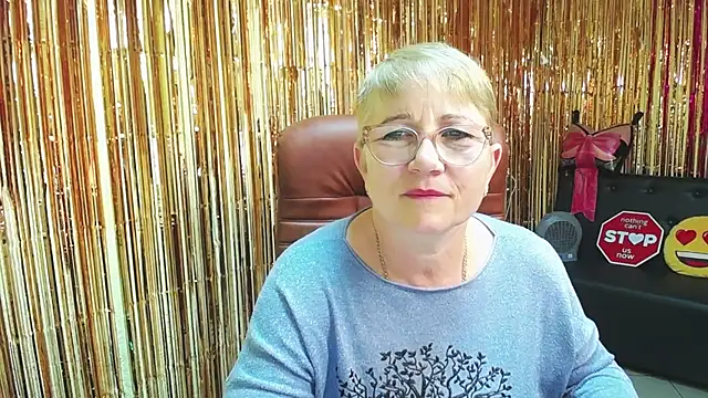 Snapshot of lunarossa_ chatting on October 7, 6:21 am lunarossa online show from October 7, 6:21 am