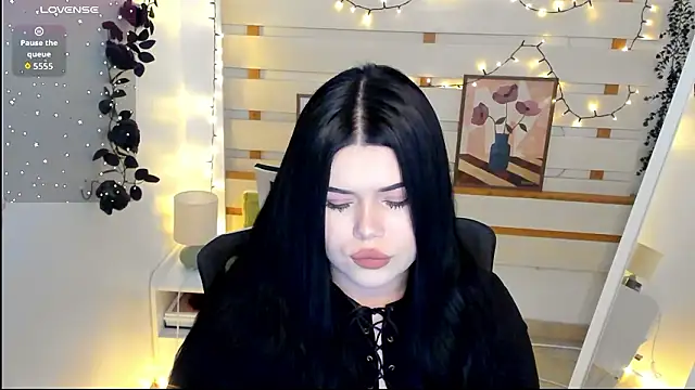 Mona Esty online show from February 6, 7:28 pm