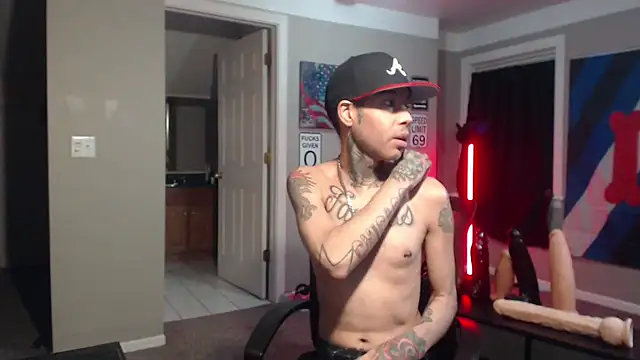 Snapshot of Michigan9000 chatting on April 8, 1:16 am Michigan9000 online show from April 8, 1:16 am