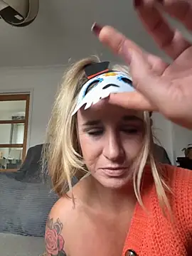 MimiMaee online show from October 13, 12:05 pm