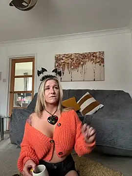 MimiMaee online show from October 14, 1:01 pm