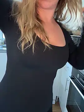 MimiMaee online show from November 17, 9:26 am