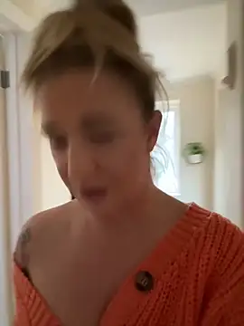 MimiMaee online show from December 1, 11:04 am