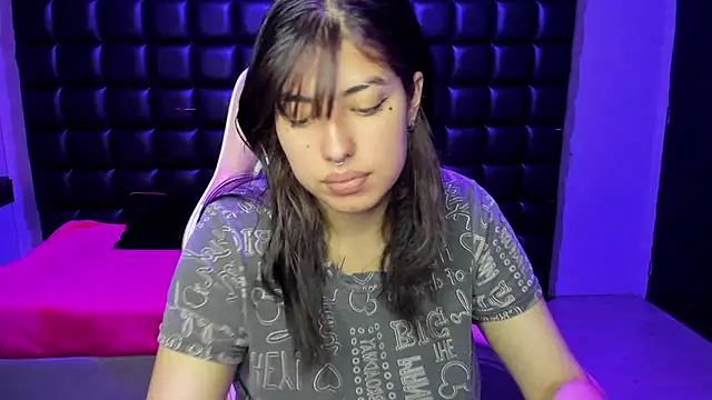 Violetta Swett  online show from December 2, 1:28 pm