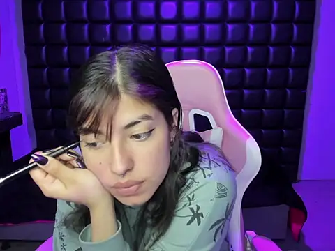 Violetta Swett  online show from December 5, 1:20 pm