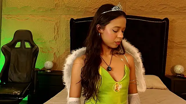 naomi hill1 online show from October 31, 10:00 pm