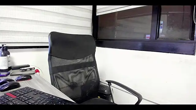 Xander Taylor  online show from October 24, 5:04 am