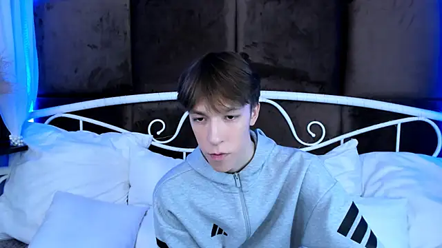 Snapshot of MarkBranston chatting on November 16, 10:43 am MarkBranston online show from November 16, 10:43 am