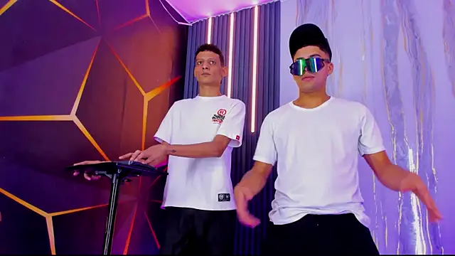 Play boys Hot2 online show from November 20, 5:07 am