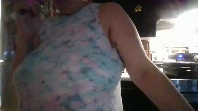 Snapshot of october1992xx chatting on December 2, 7:53 pm october1992xx online show from December 2, 7:53 pm