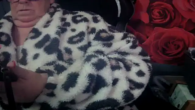 Playful MILF Demi online show from March 12, 2:23 pm