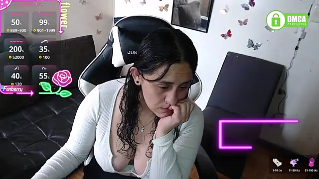 Snapshot of MelRaiise chatting on October 27, 11:47 am MelRaiise online show from October 27, 11:47 am