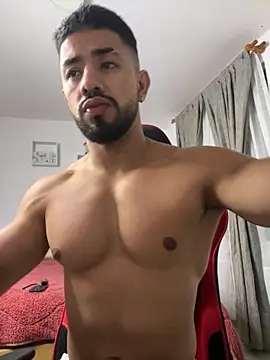 Snapshot of Ezzio_Scolaro chatting on February 3, 12:53 am Ezzio Scolaro online show from February 3, 12:53 am