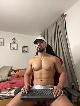 Snapshot of Ezzio_Scolaro chatting on February 23, 1:14 am Ezzio Scolaro online show from February 23, 1:14 am