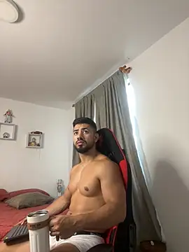 Snapshot of Ezzio_Scolaro chatting on February 24, 12:25 pm Ezzio Scolaro online show from February 24, 12:25 pm