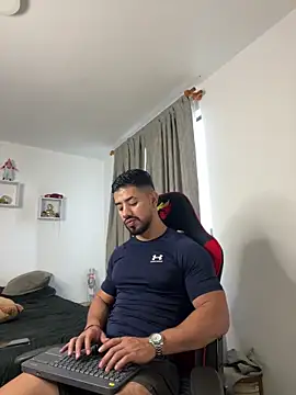 Snapshot of Ezzio_Scolaro chatting on March 2, 10:05 pm Ezzio Scolaro online show from March 2, 10:05 pm