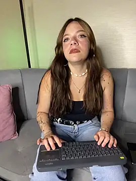 Emmily pink online show from October 8, 3:37 am