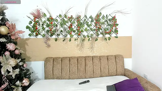 iisabella09 online show from December 18, 5:13 am