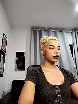 Snapshot of Helenoir chatting on June 6, 9:19 pm Helenoir online show from June 6, 9:19 pm