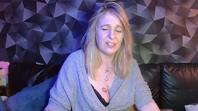 Snapshot of Delichieuse5 chatting on March 31, 7:47 pm Delichieuse5 online show from March 31, 7:47 pm