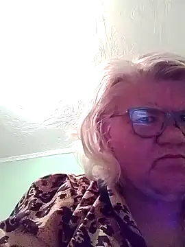 Snapshot of LusiyaGold5 chatting on July 4, 10:27 pm LusiyaGold5 online show from July 4, 10:27 pm