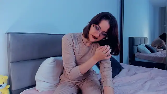 LorrieDegonia online show from October 31, 4:13 am