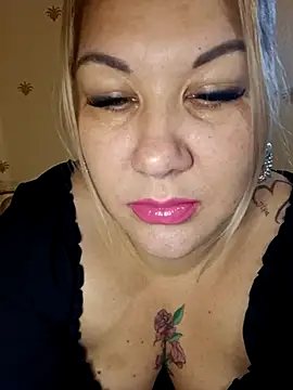 Snapshot of Karamelkaxq chatting on October 29, 7:21 am Karamelkaxq online show from October 29, 7:21 am