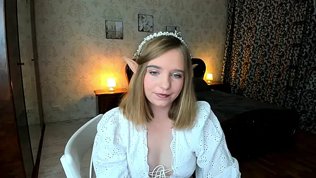 Snapshot of LunaCosplay chatting on October 26, 3:56 am LunaCosplay online show from October 26, 3:56 am