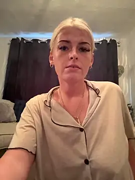 Snapshot of KikiMaexox chatting on October 10, 4:28 pm KikiMaexox online show from October 10, 4:28 pm
