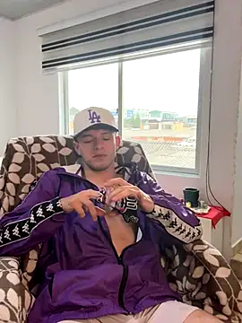 Snapshot of noah_red chatting on October 7, 2:14 pm noah red online show from October 7, 2:14 pm