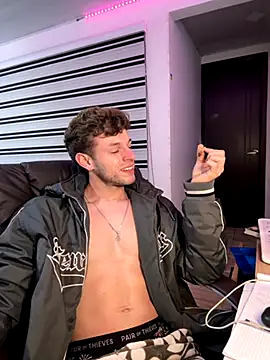 Snapshot of noah_red chatting on October 13, 5:51 am noah red online show from October 13, 5:51 am