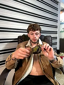 Snapshot of noah_red chatting on October 30, 1:40 am noah red online show from October 30, 1:40 am