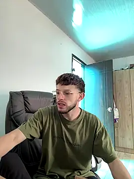 Snapshot of noah_red chatting on December 16, 2:55 pm noah red online show from December 16, 2:55 pm