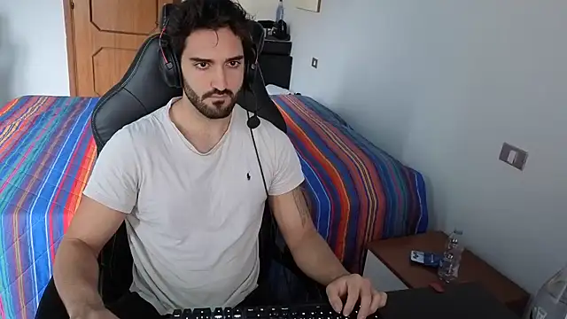 Al3xox02 online show from April 2, 11:52 am