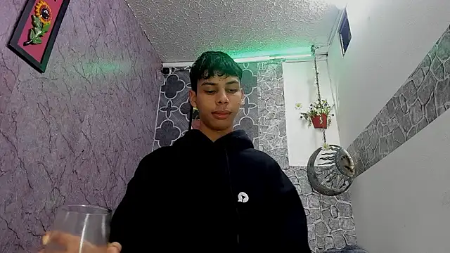 Snapshot of sexyboys_cutex18 chatting on February 10, 9:08 pm sexyboys cutex18 online show from February 10, 9:08 pm