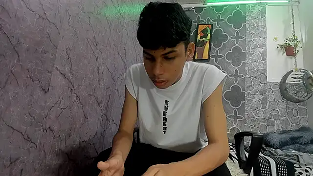 Snapshot of sexyboys_cutex18 chatting on February 17, 11:44 pm sexyboys cutex18 online show from February 17, 11:44 pm