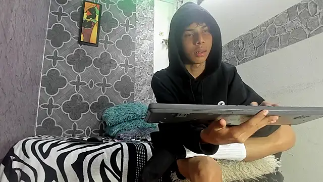 Snapshot of sexyboys_cutex18 chatting on February 21, 12:44 am sexyboys cutex18 online show from February 21, 12:44 am