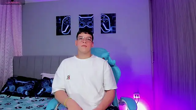 alex boyy online show from December 2, 6:19 am