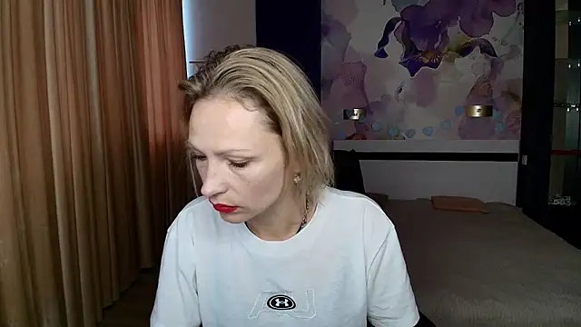 AlinaMoor online show from October 18, 5:43 am