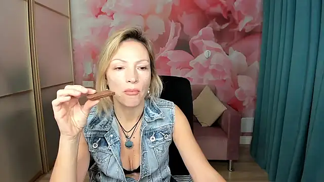 AlinaMoor online show from December 1, 6:40 am