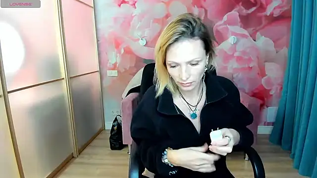 AlinaMoor online show from December 19, 6:48 pm