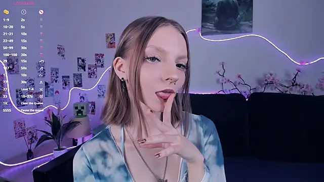 Snapshot of Golden_dawn chatting on November 15, 8:33 am Golden dawn online show from November 15, 8:33 am