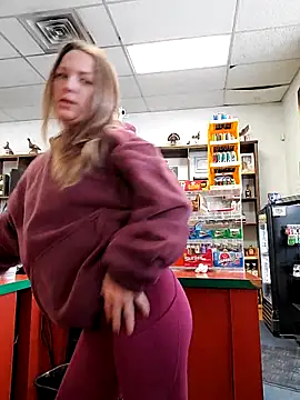 Snapshot of Cassaroll333 chatting on December 1, 4:34 pm Cassaroll333 online show from December 1, 4:34 pm