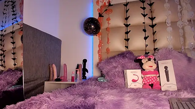 Snapshot of Mia_Petitejs chatting on October 17, 5:43 am Mia Petitejs online show from October 17, 5:43 am