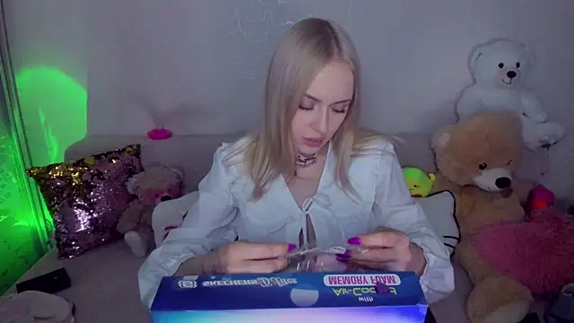 Snapshot of CeaneLino chatting on February 1, 4:16 pm CeaneLino online show from February 1, 4:16 pm