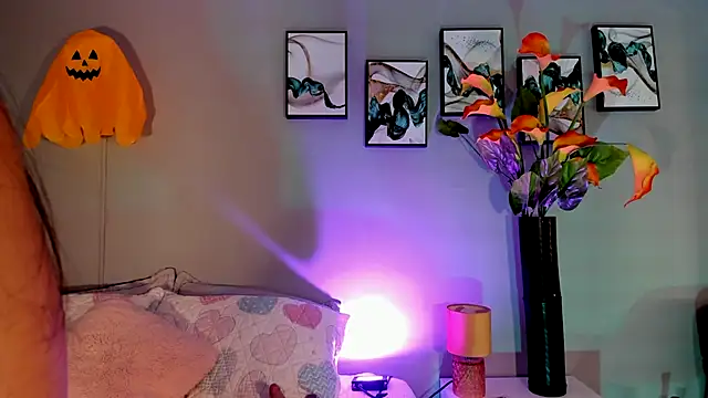 Jenn W online show from October 24, 12:12 pm