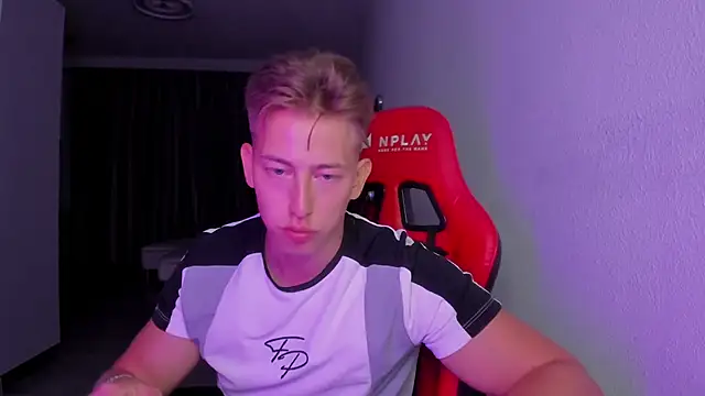 Snapshot of find0m_master chatting on November 7, 8:42 pm find0m master online show from November 7, 8:42 pm